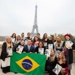 Com uma programação inovadora, Maikel Antunes lidera a primeira turma internacional em treinamento de terapia capilar na França e faz história ao formar profissionais da beleza na Torre Eiffel