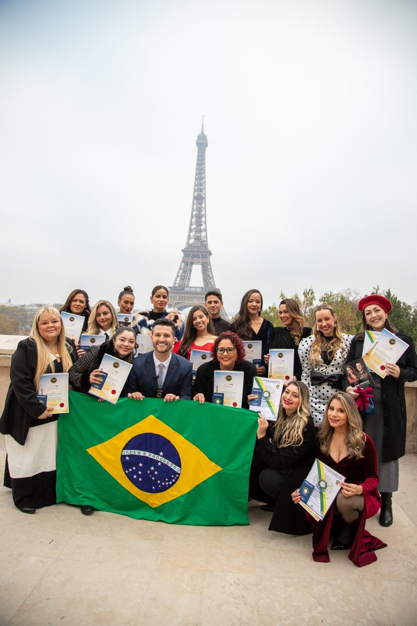 Com uma programação inovadora, Maikel Antunes lidera a primeira turma internacional em treinamento de terapia capilar na França e faz história ao formar profissionais da beleza na Torre Eiffel