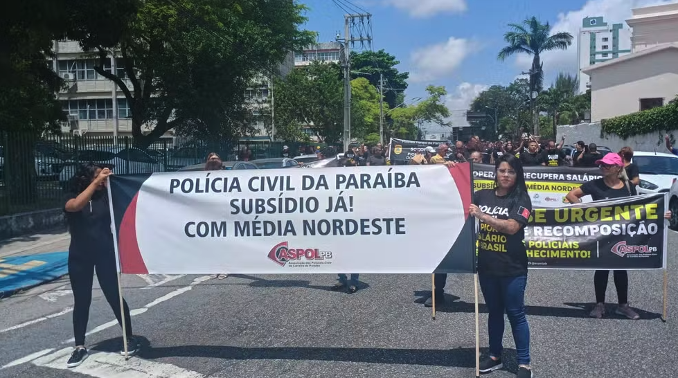 Policiais civis, penais e militares realizam protesto em João Pessoa