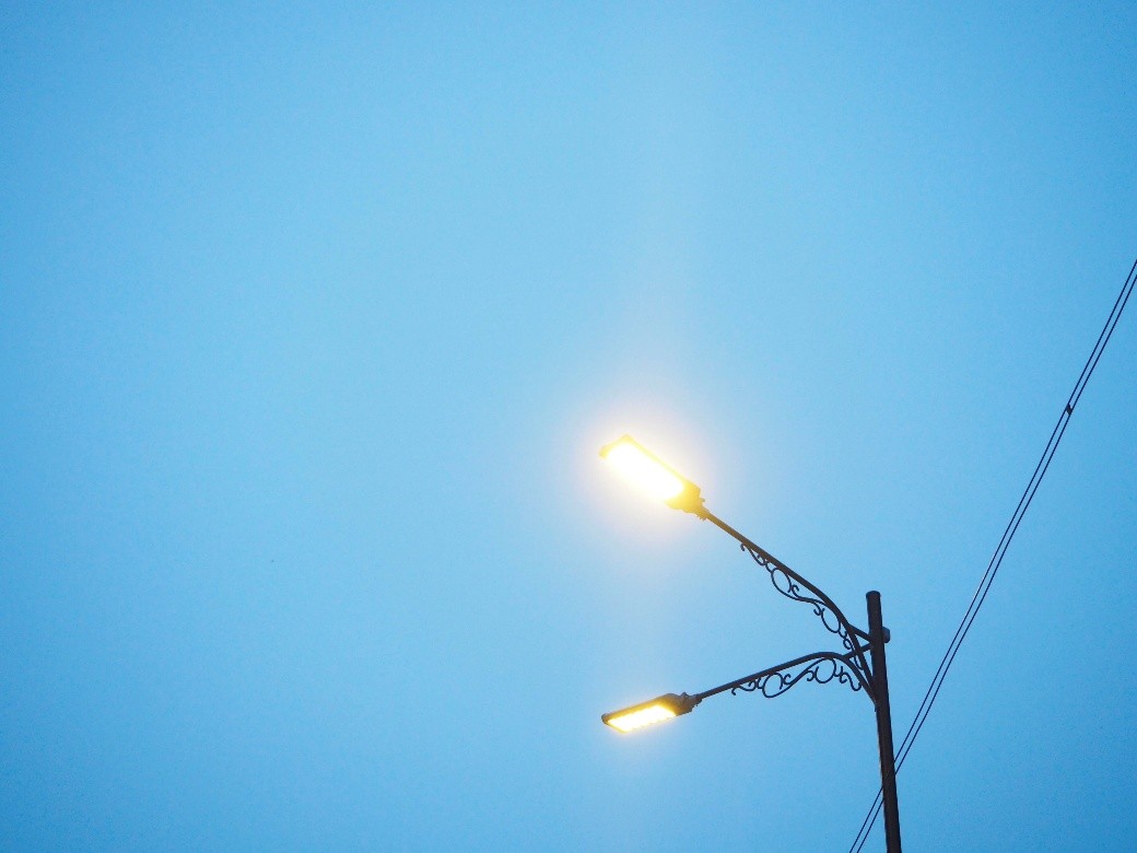 Inteligência Artificial unida a sensores impulsiona eficiência na iluminação pública no Brasil